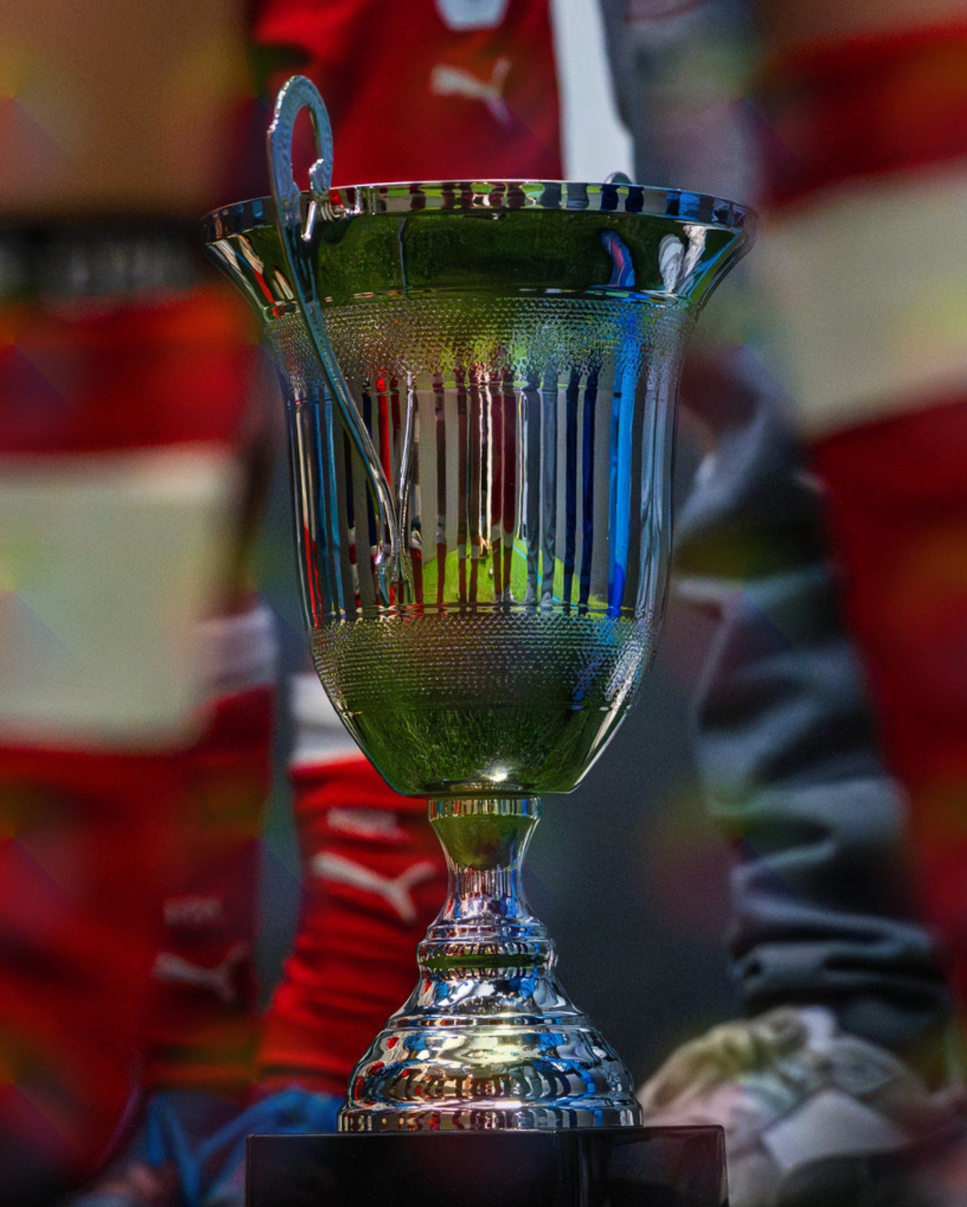 Silberner Siegerpokal bei einem Sportturnier