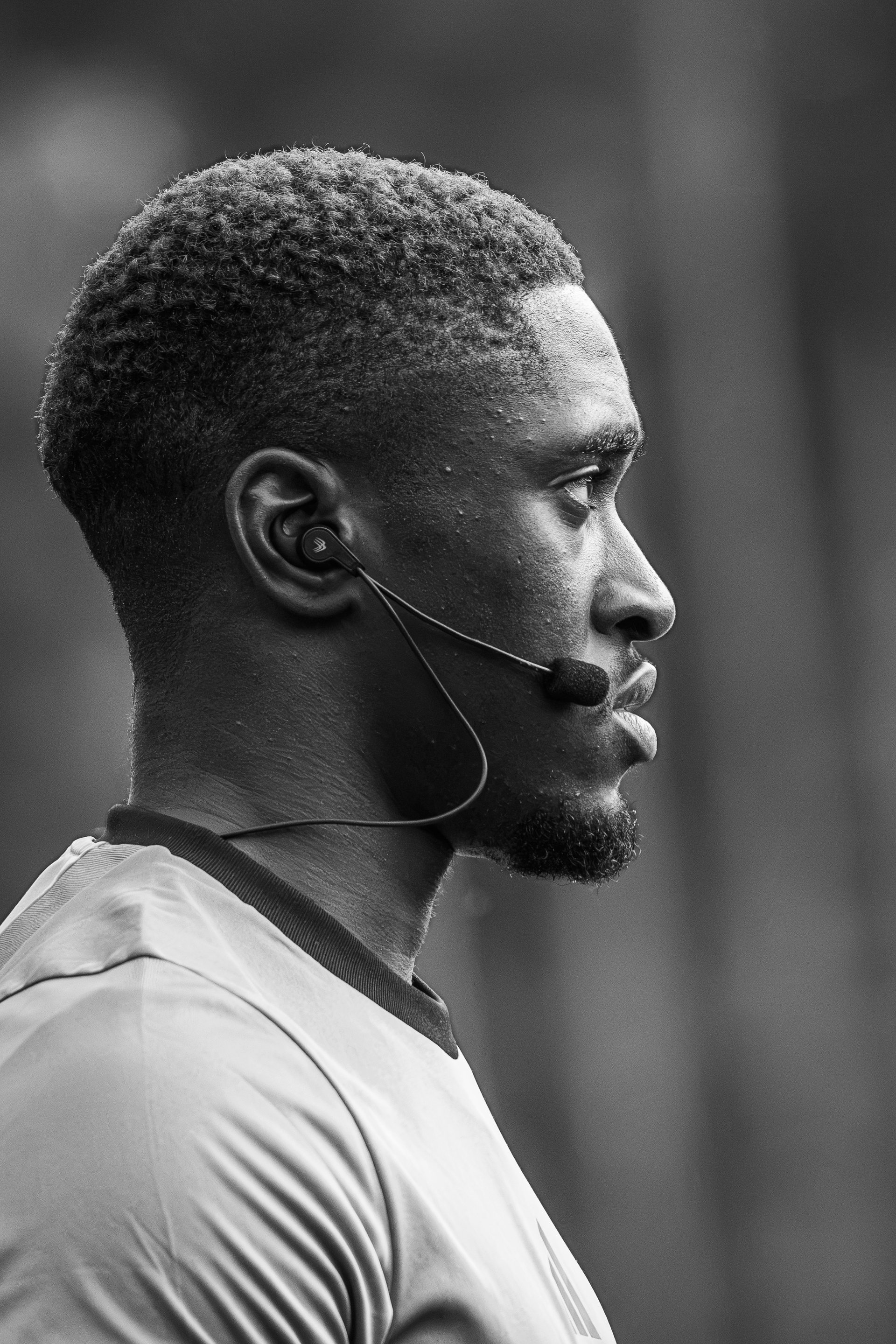 Schiedsrichter im Profil während eines Fußballspiels