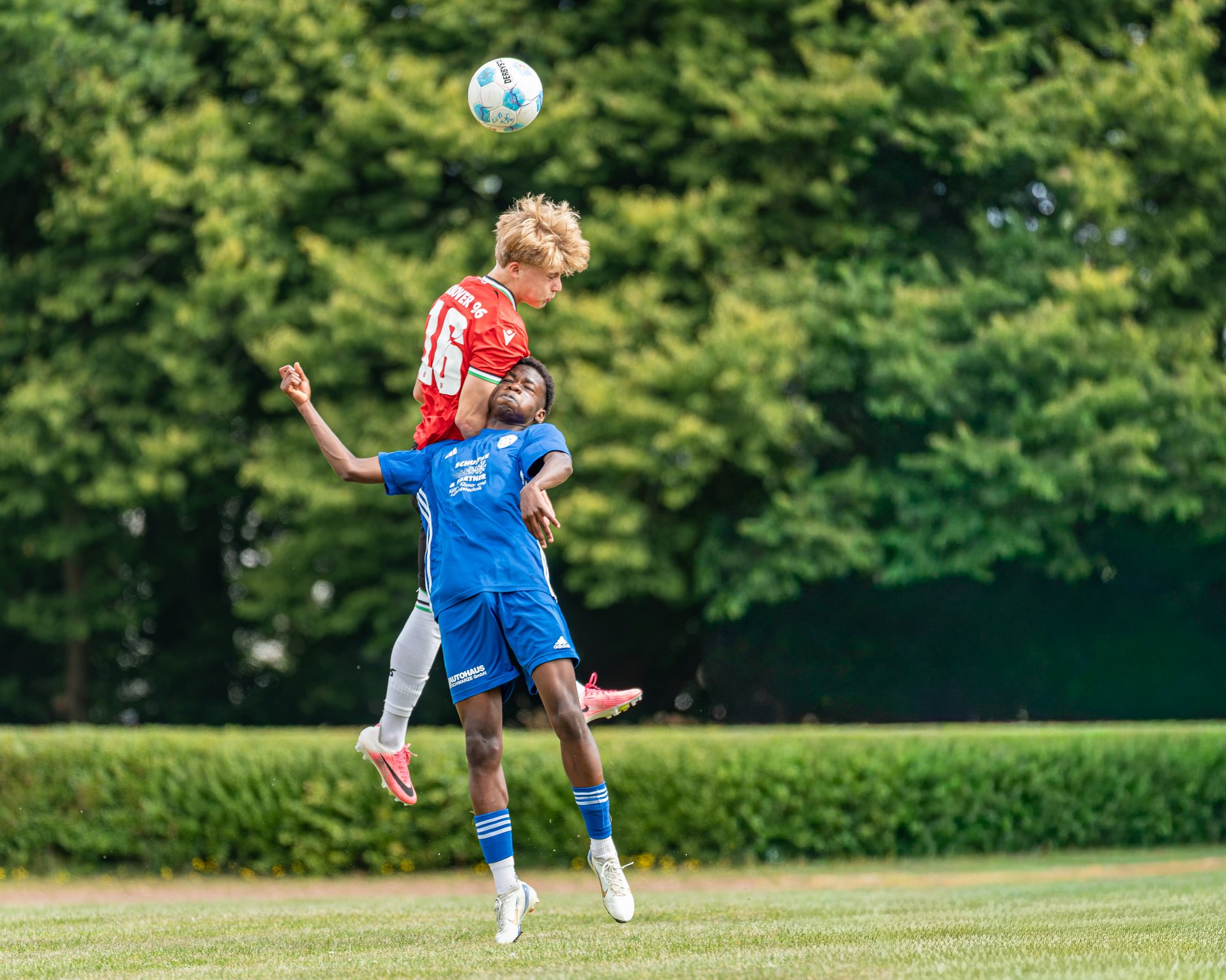 Fußballspieler im Kopfballduell während eines Spiels