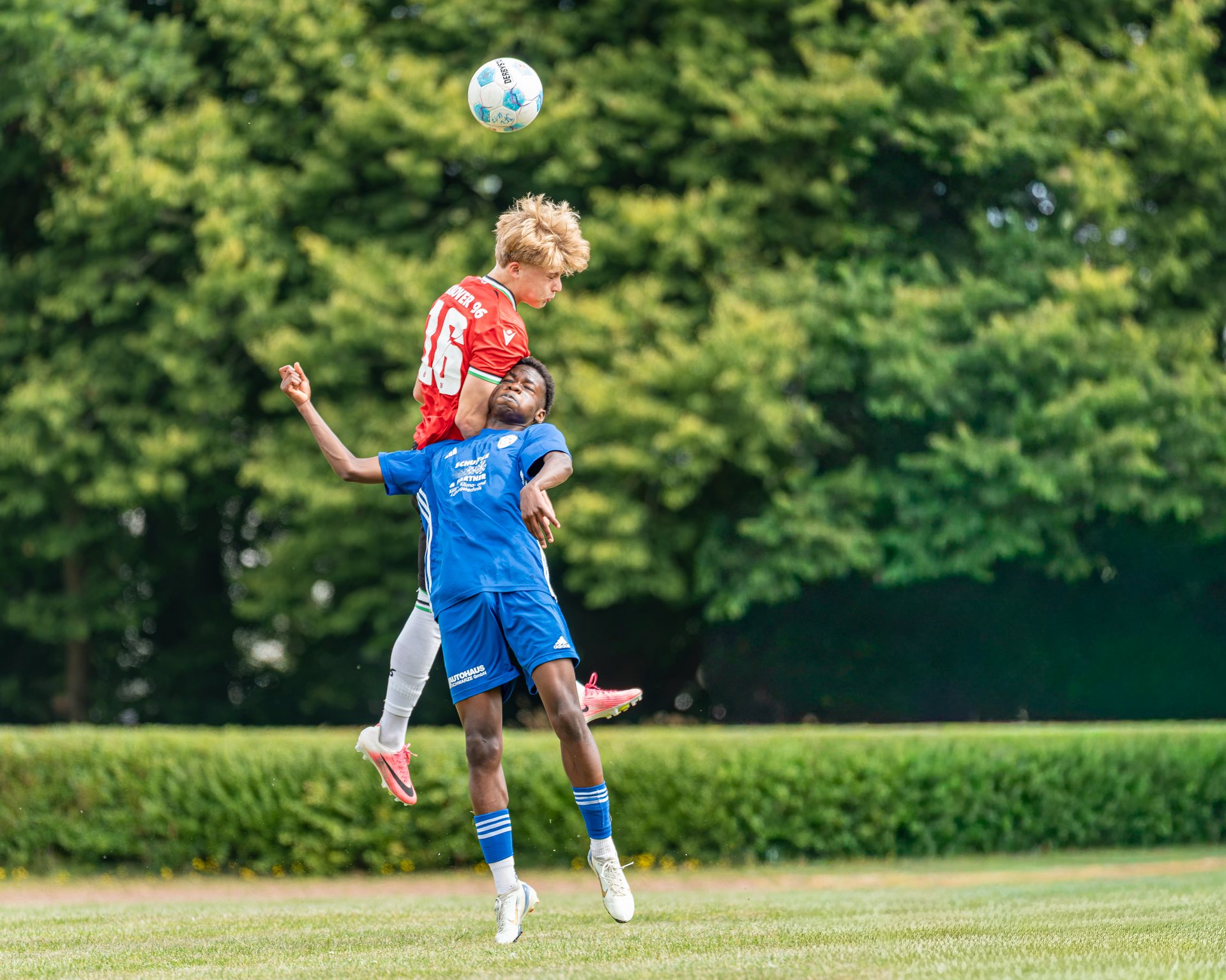 Zwei Jugendfußballer im Kopfballduell