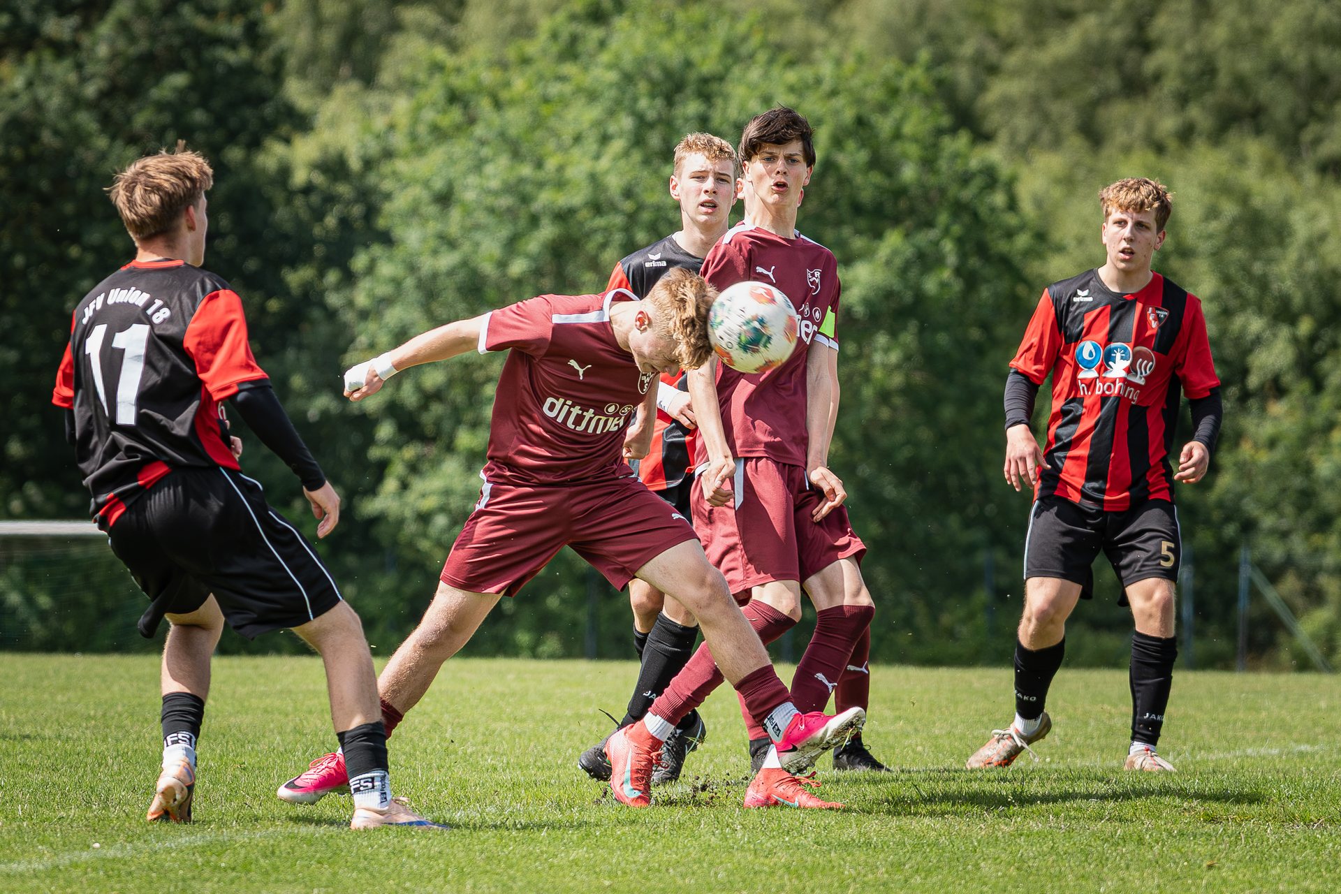 Mehrere Jugendfußballer im Zweikampf um den Ball