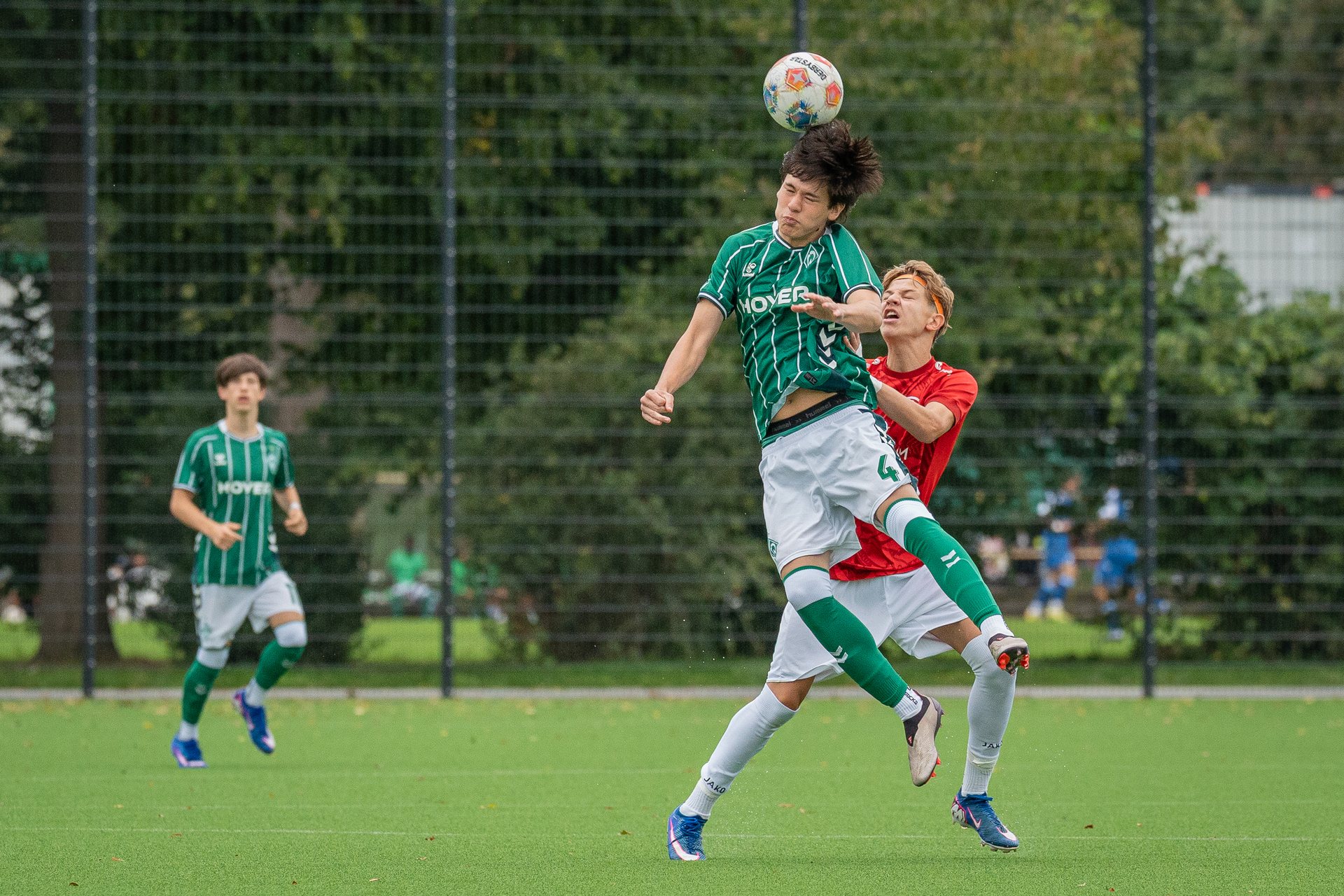 Spieler von SV Werder Bremen im Kopfballduell mit ATS Buntentor