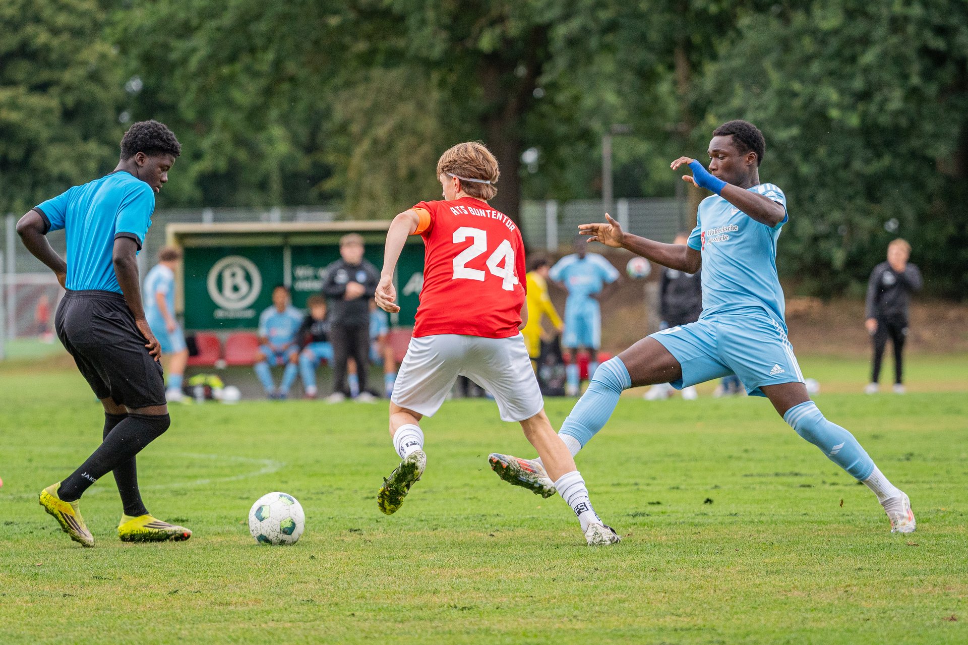 Spieler von ATS Buntentor mit Ball im Duell gegen JFV Weyhe-Stuhr