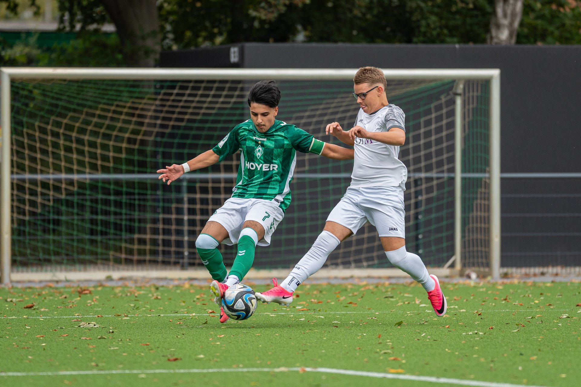Spieler von SV Werder Bremen III und SV Grohn im Zweikampf vor dem Tor
