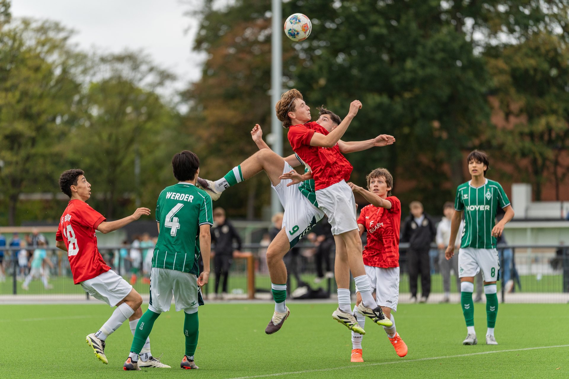 Kopfballduell zwischen Spielern von SV Werder Bremen und ATS Buntentor in der B-Jugend-Verbandsliga