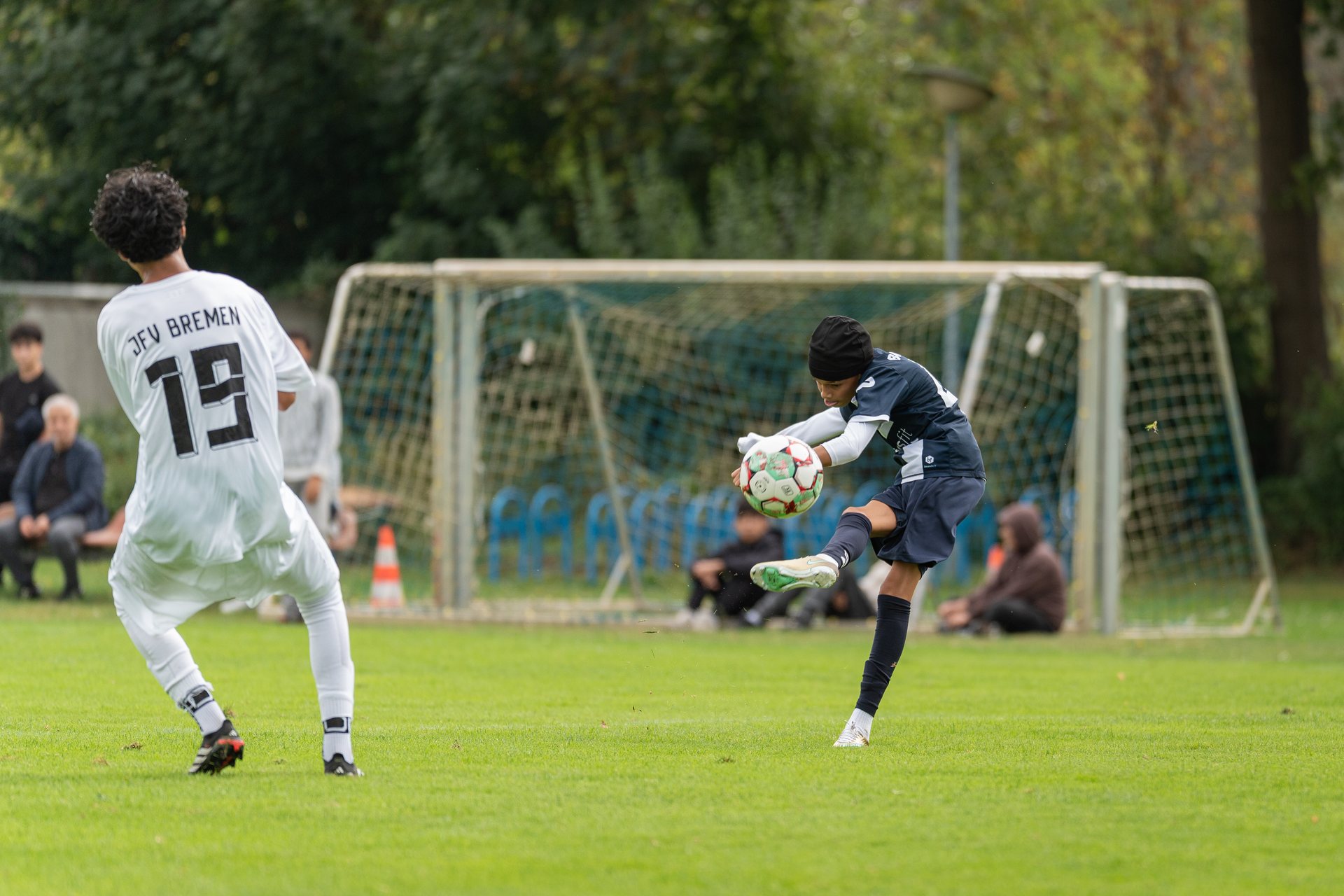 Torwart des Bremer SV spielt den Ball im C-Jugend-Spiel gegen JFV Bremen