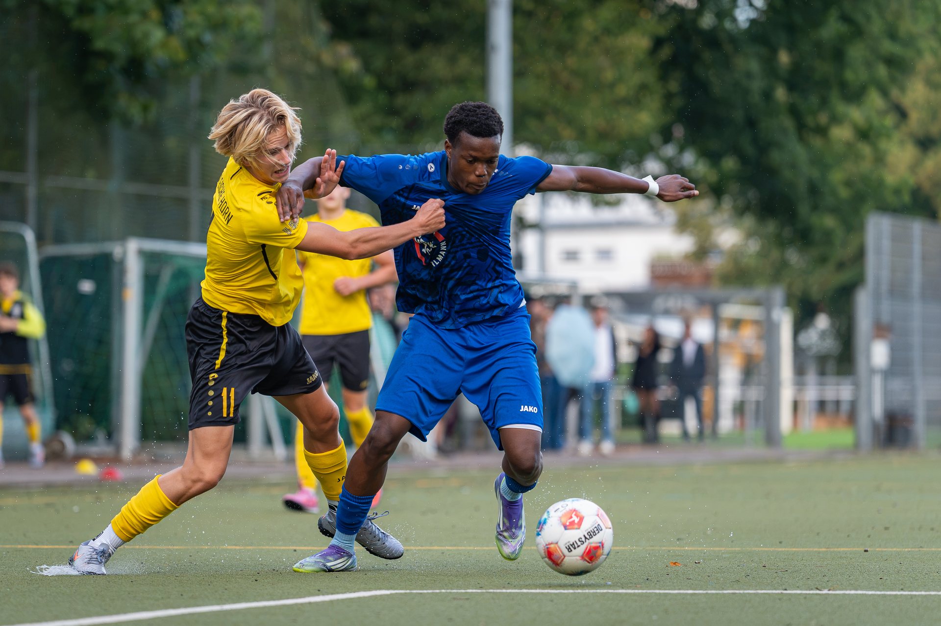 Zweikampf zwischen TV Eiche Horn und SV Hemelingen in der A-Jugend-Verbandsliga