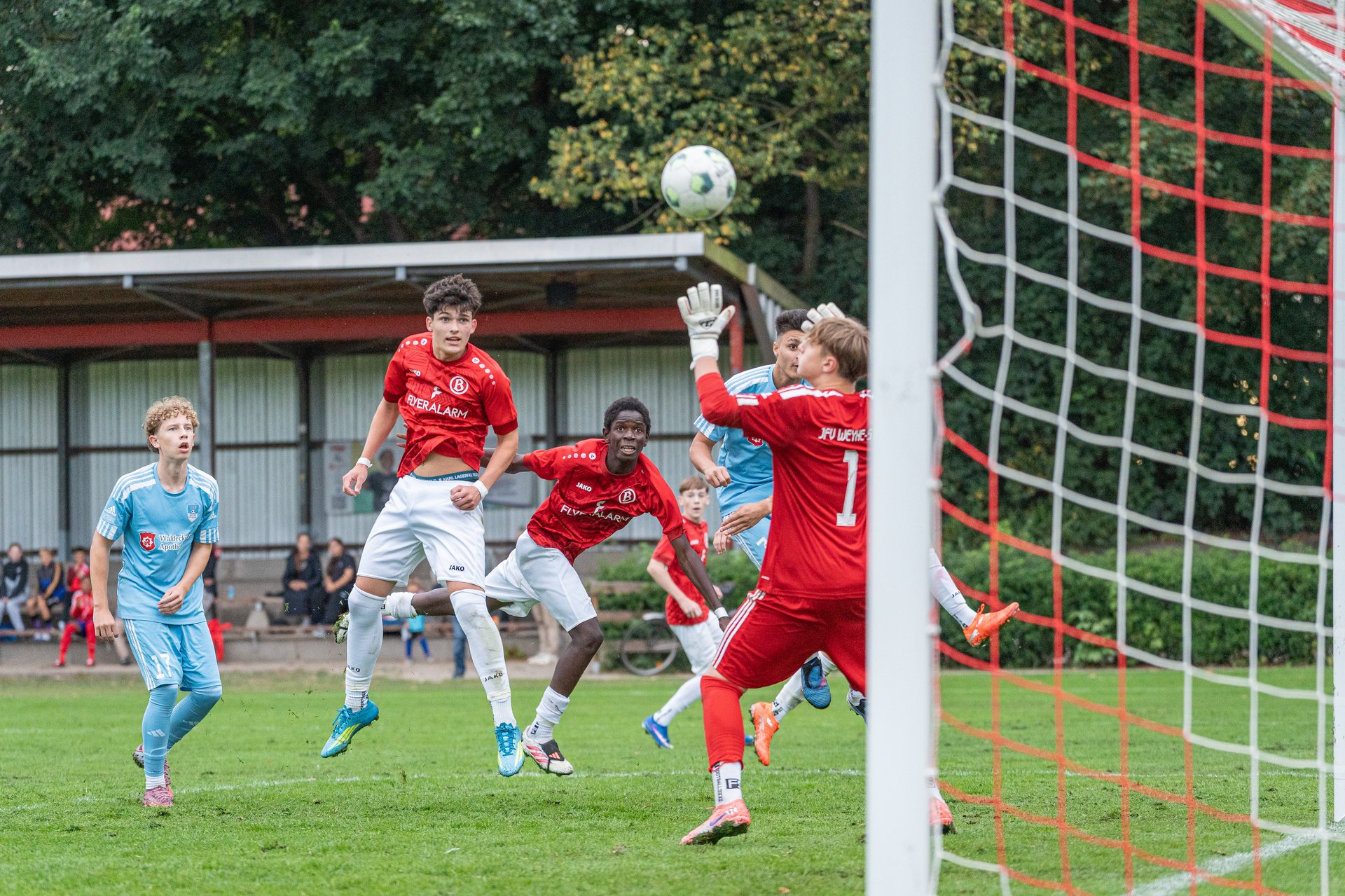 Mehrere Spieler von ATS Buntentor und JFV Weyhe-Stuhr verfolgen den Ball vor dem Tor