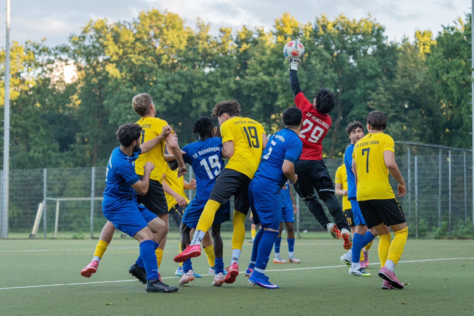 Torhüter des SV Hemelingen klärt den Ball vor Spielern von TV Eiche Horn und SV Hemelingen