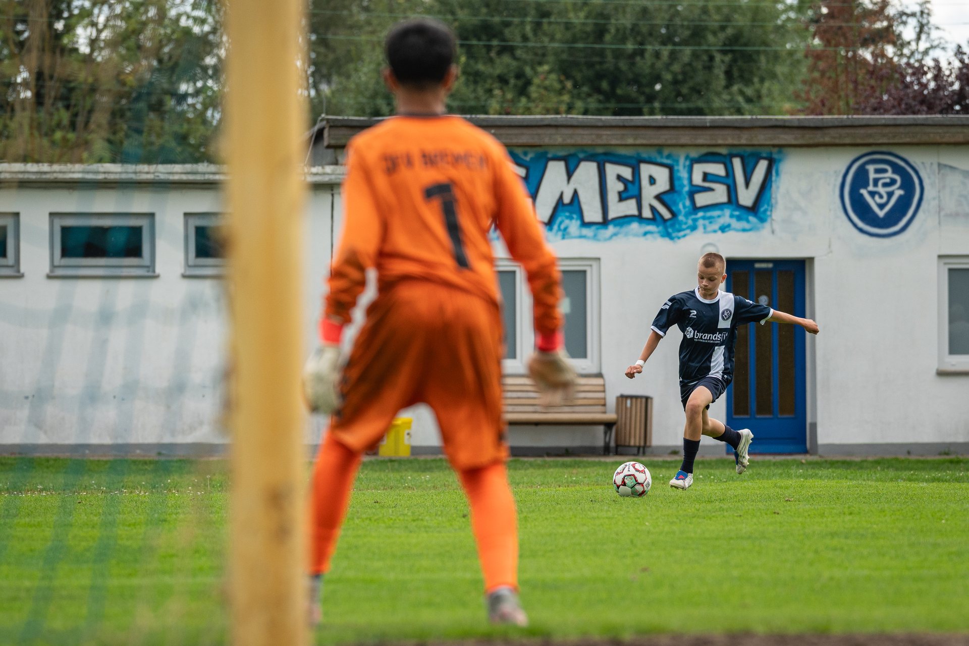 Angriff des Bremer SV auf das Tor von JFV Bremen auf der SPA Hohweg