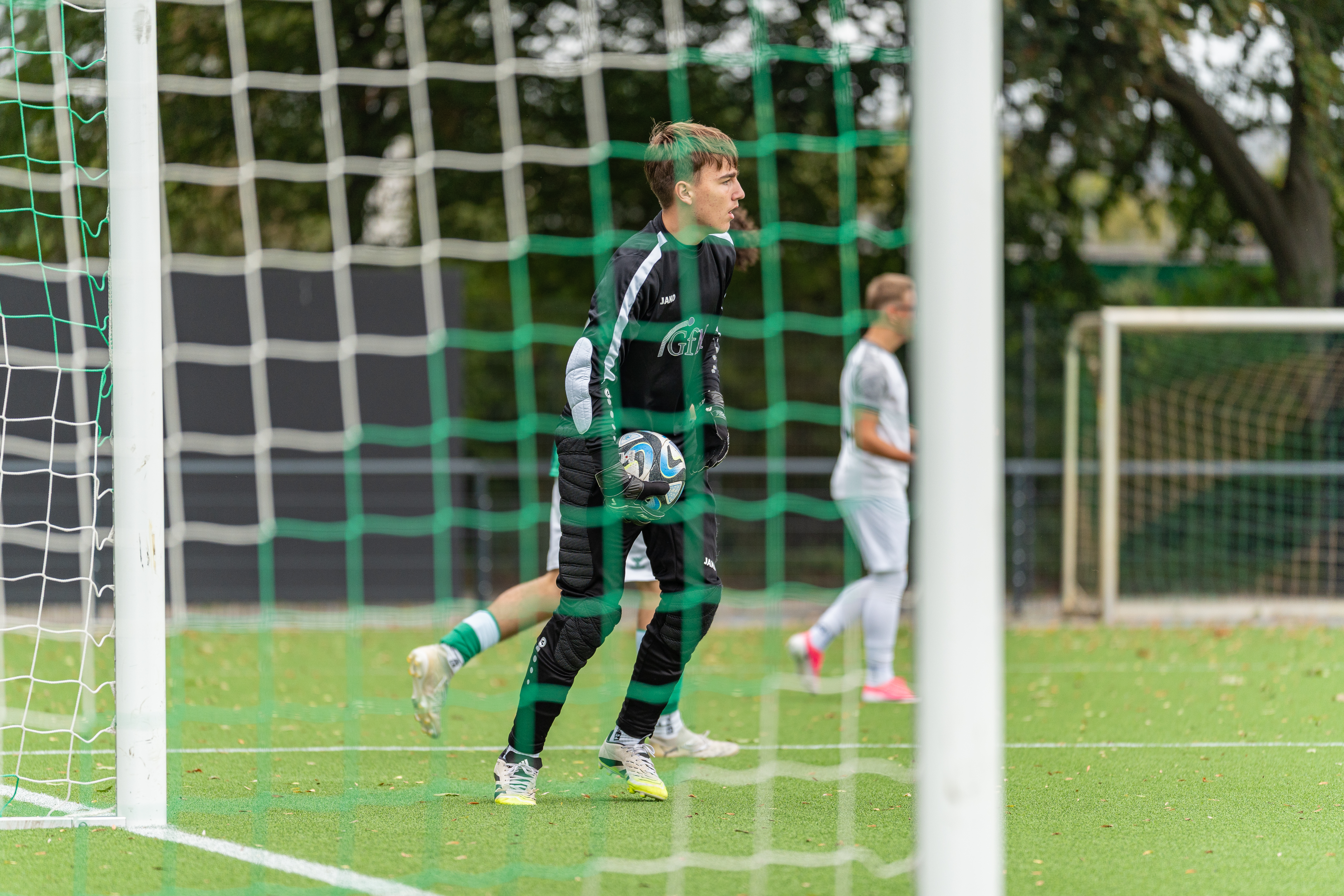 Torhüter des SV Grohn mit dem Ball vor dem Tor gegen SV Werder Bremen III