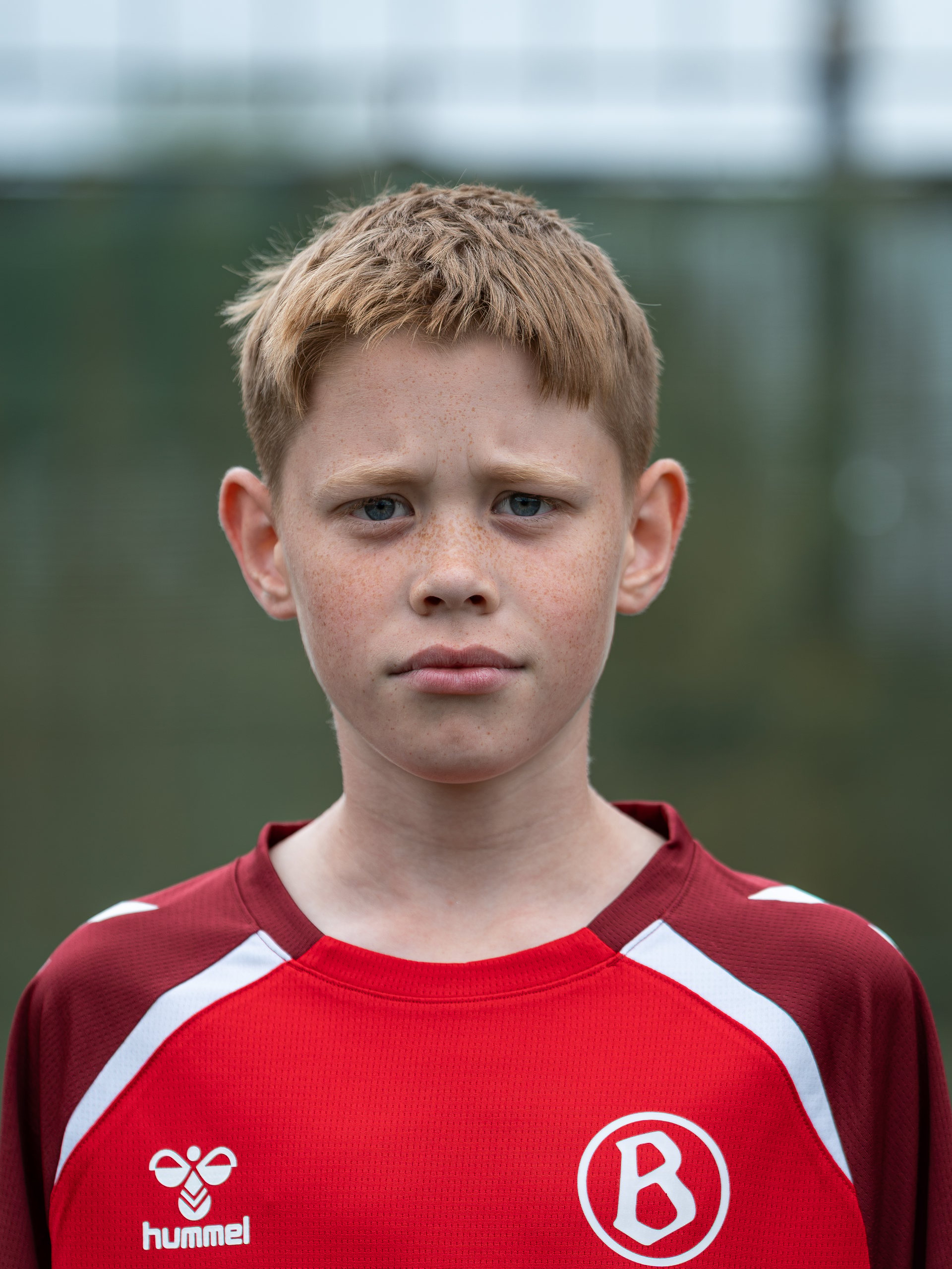 Porträt eines jungen Fußballspielers im roten Trikot