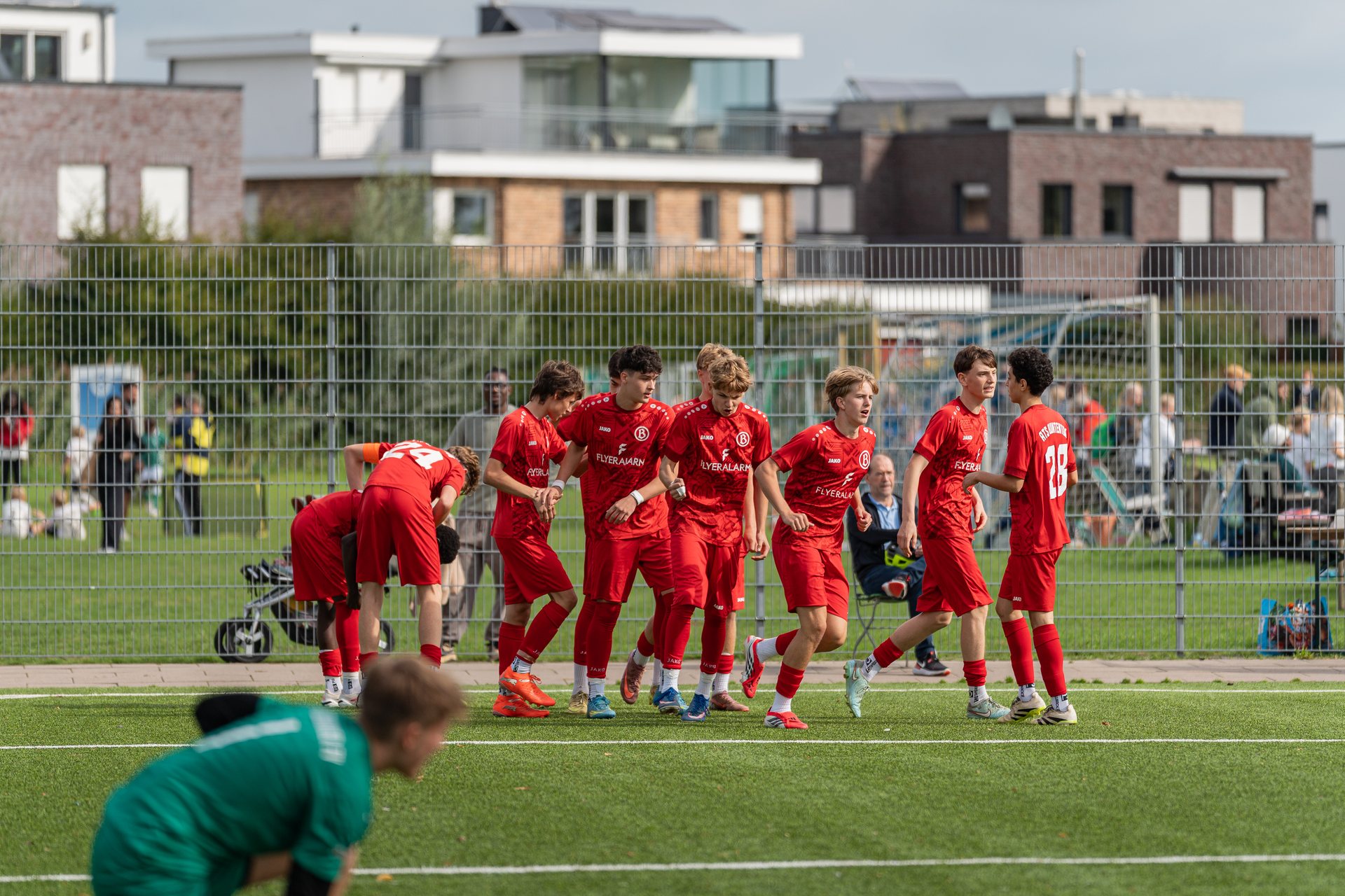 B-Jugend-Spieler von ATS Buntentor stehen gemeinsam auf dem Spielfeld der SPA Habenhausen