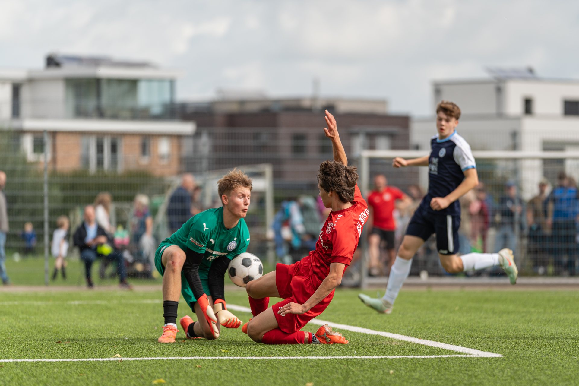 Torhüter des Habenhauser FV und ein Spieler von ATS Buntentor gehen vor dem Tor zum Ball