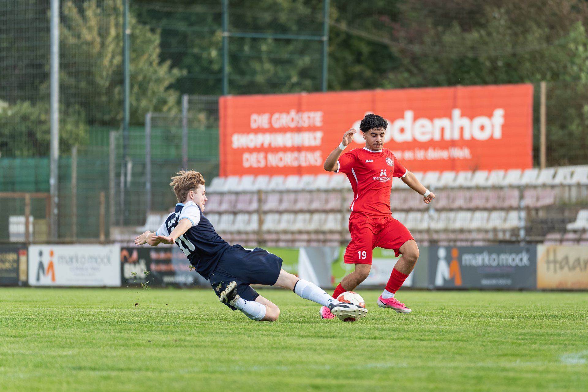 Spieler des Habenhauser FV grätscht im B-Jugend-Verbandsligaspiel gegen FC Oberneuland zum Ball