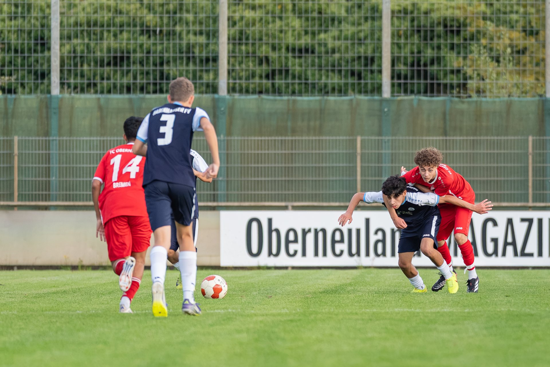 Spieler von FC Oberneuland und Habenhauser FV kämpfen in der B-Jugend-Verbandsliga um den Ball