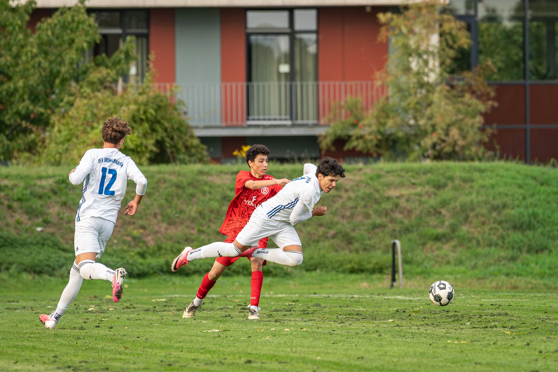 Spieler von JFV Bremerhaven bewegt sich nach vorn zum Ball, direkt hinter ihm ein Spieler von ATS Buntentor