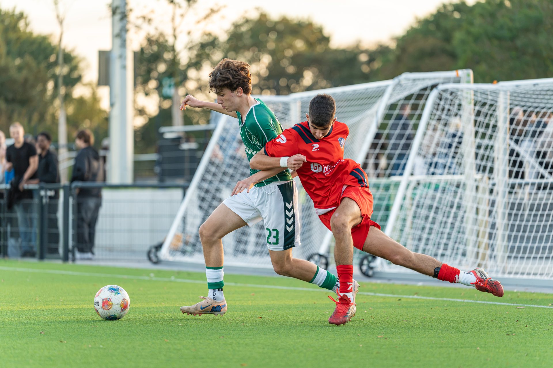 Spieler des SV Werder Bremen II und des Bremer SV im Zweikampf vor dem Tor