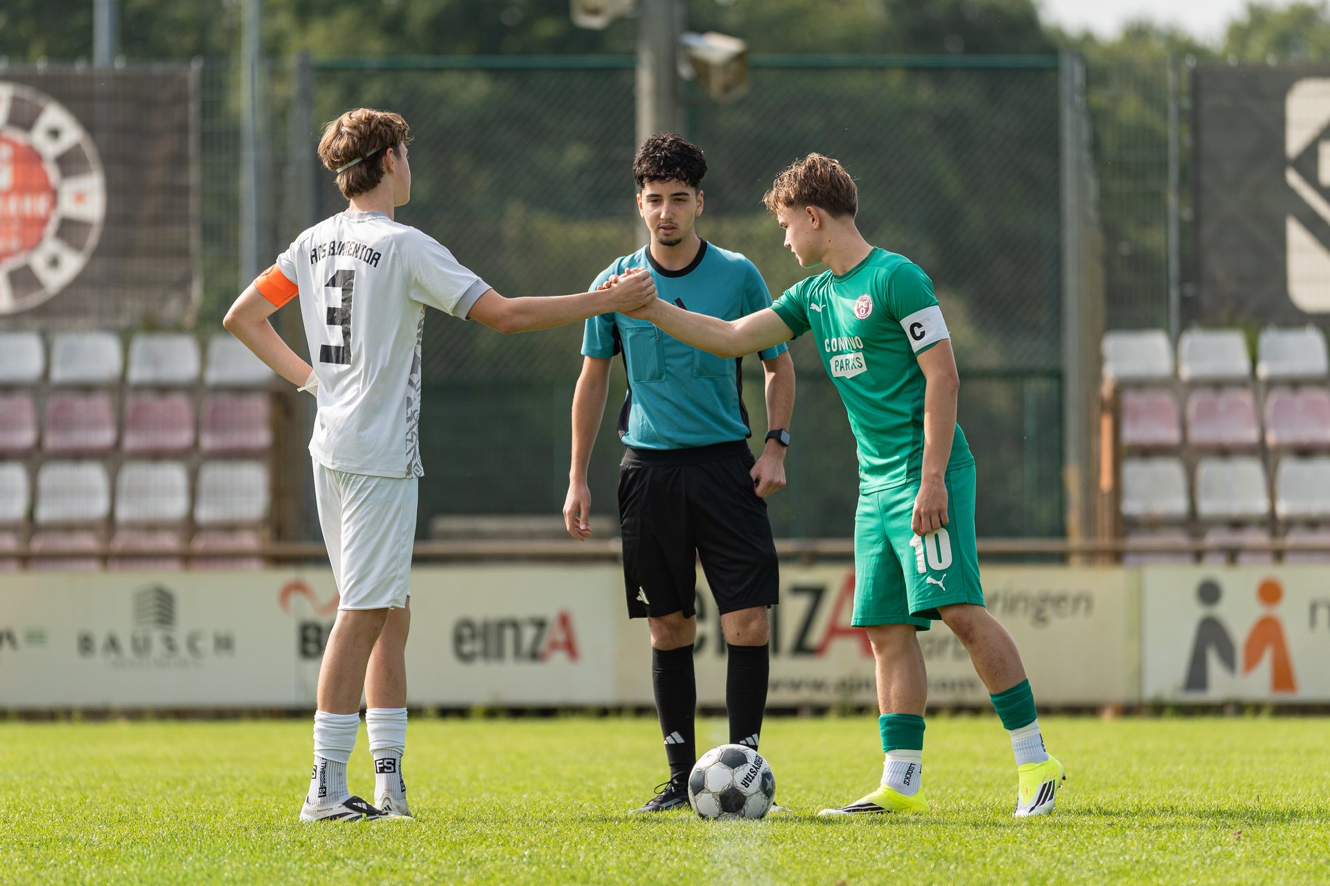 Spieler von FC Oberneuland und ATS Buntentor begrüßen sich mit dem Schiedsrichter