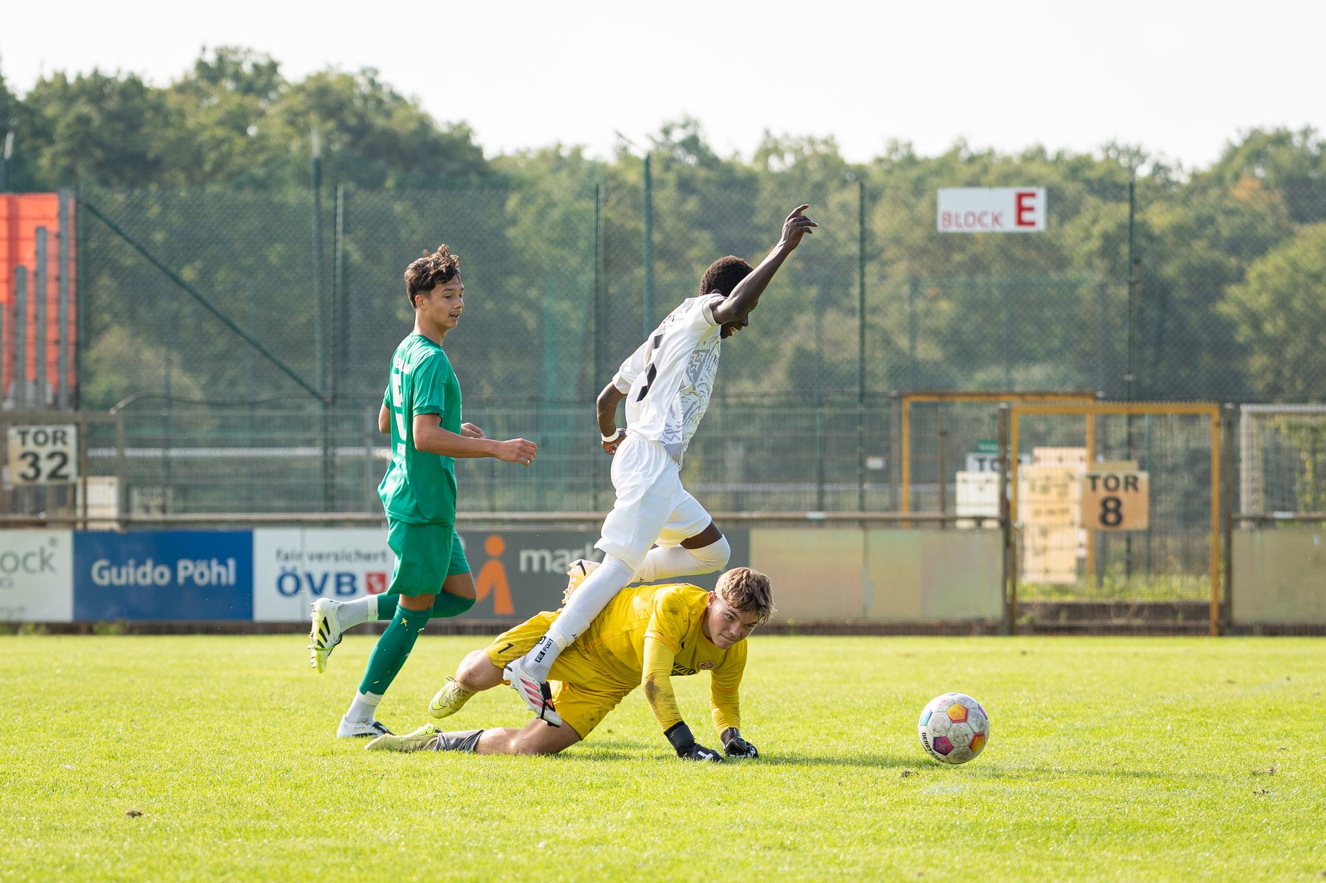 Torhüter am Boden während eines Zweikampfs zwischen FC Oberneuland und ATS Buntentor