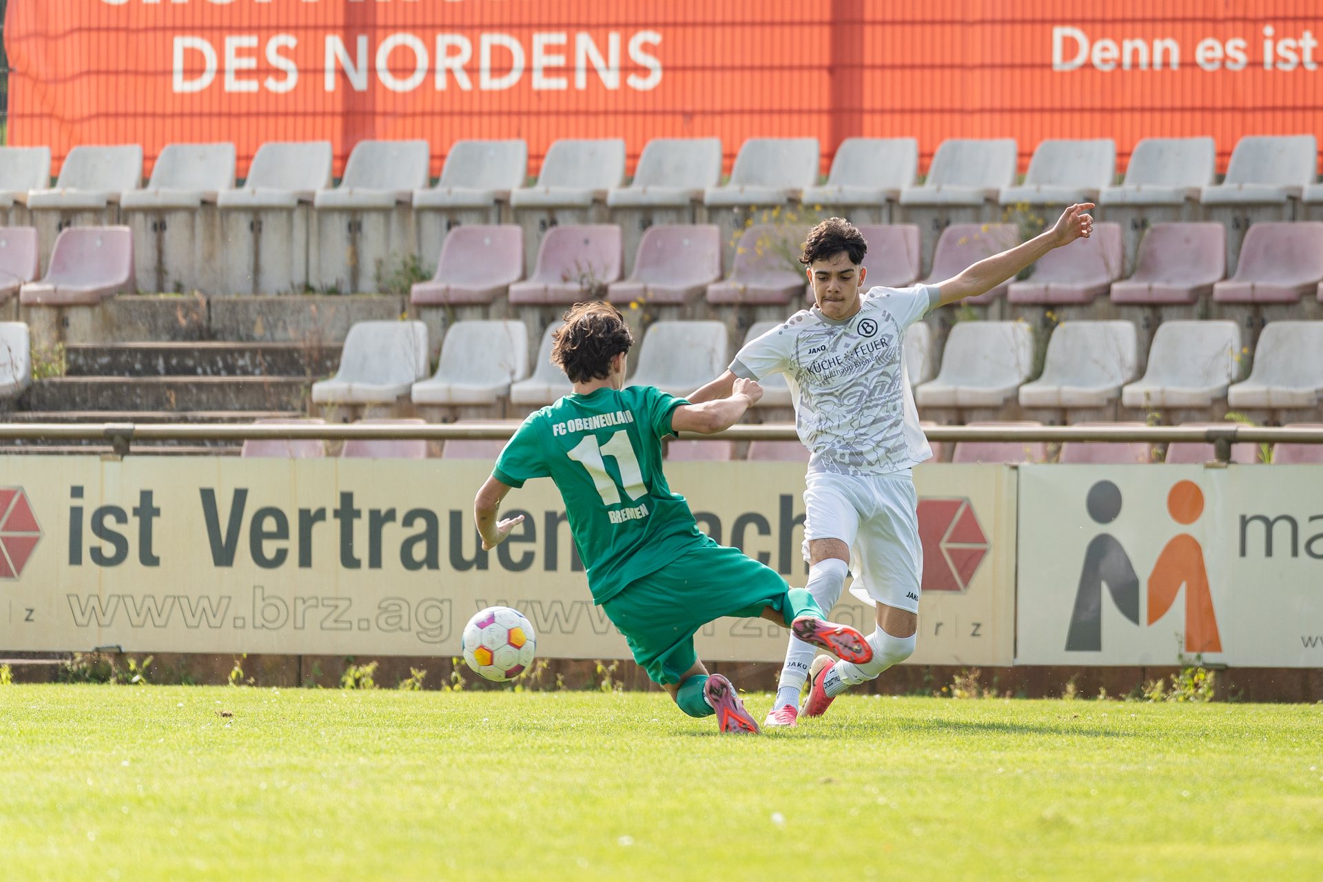 Spieler des FC Oberneuland im Zweikampf mit einem Spieler des ATS Buntentor