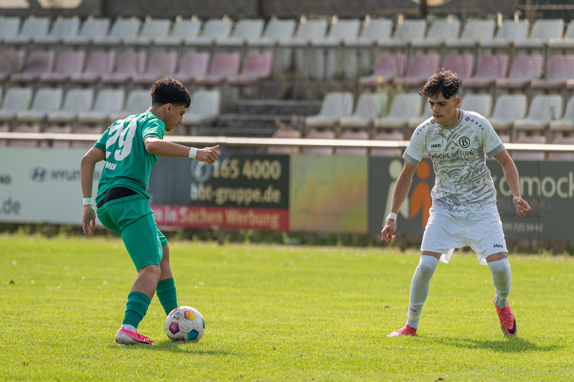 Spieler des FC Oberneuland führt den Ball gegen einen Spieler des ATS Buntentor