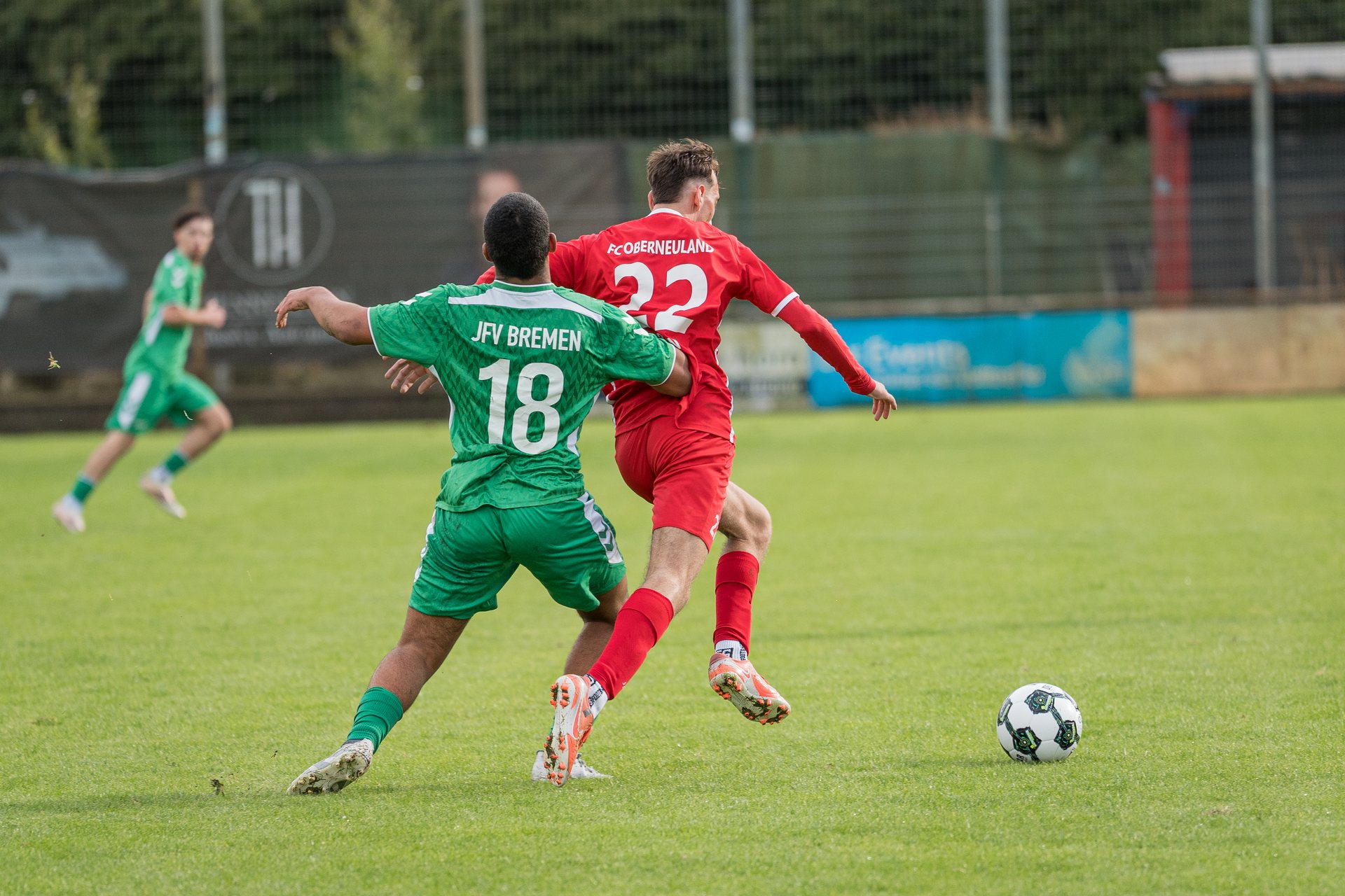 Spieler von FC Oberneuland und JFV Bremen II laufen nebeneinander dem Ball hinterher
