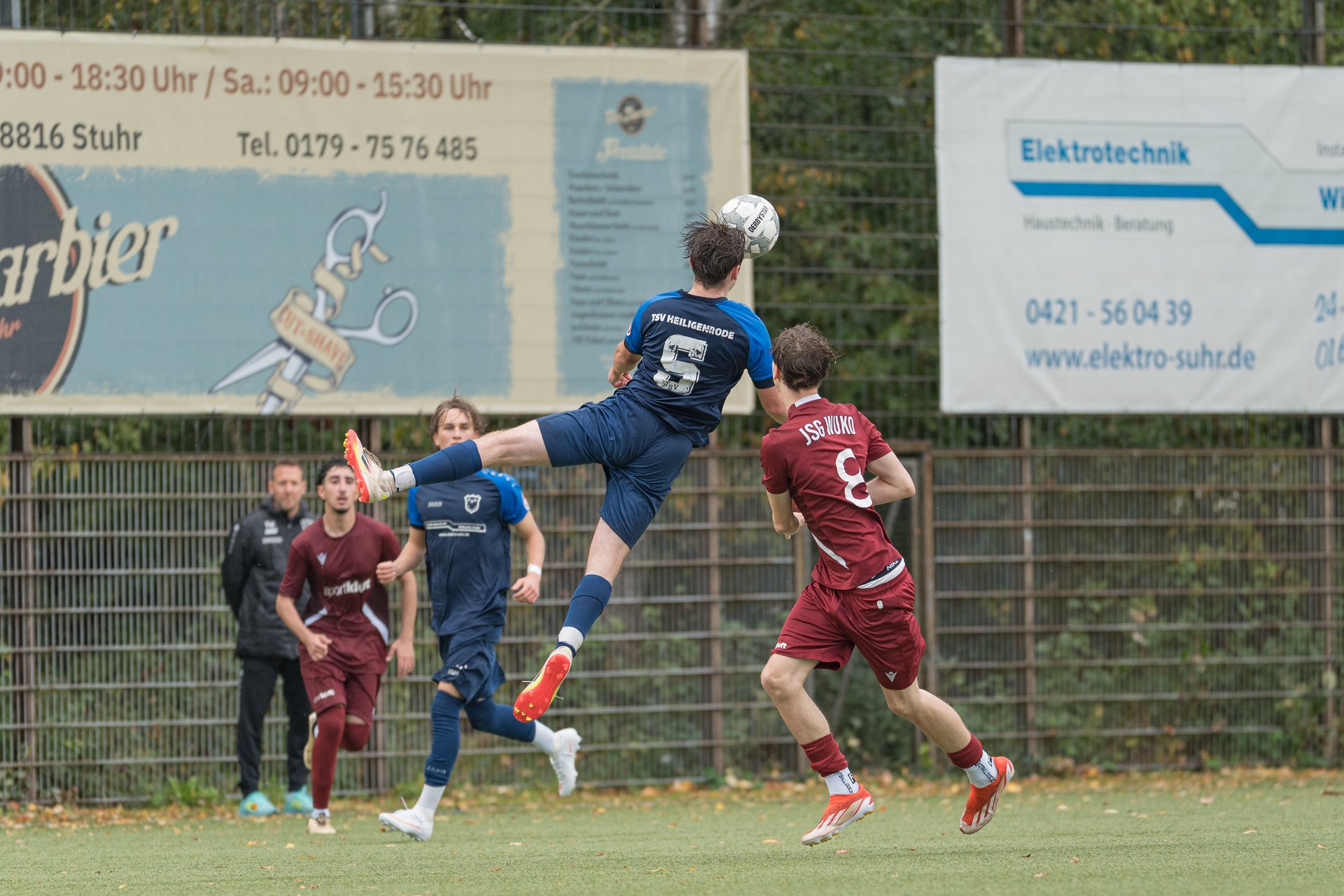 Spieler des TSV Heiligenrode springt neben einem Spieler von JSG WuKo zum Kopfball hoch