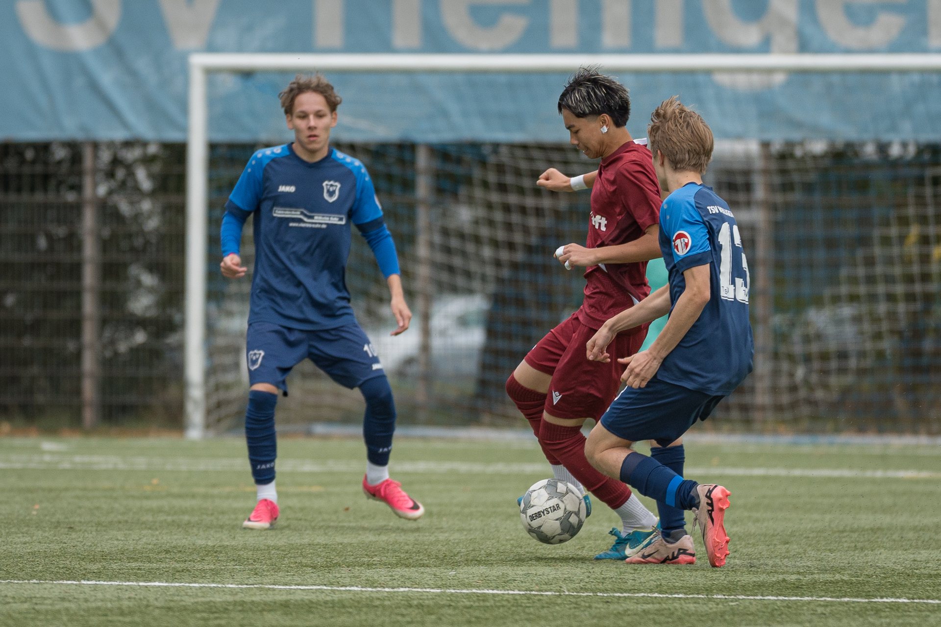 Spieler von JSG WuKo am Ball zwischen zwei Spielern des TSV Heiligenrode