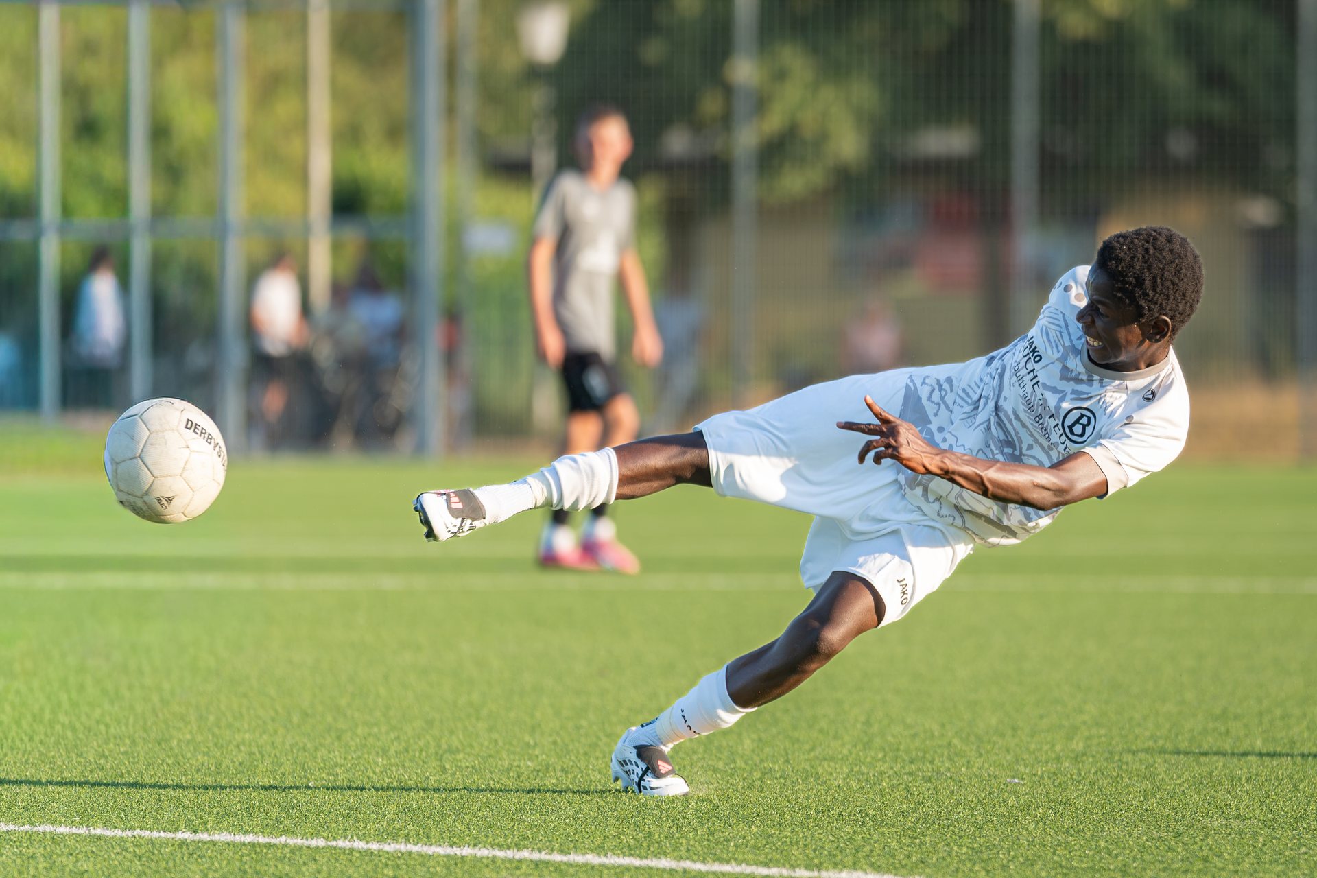 Fußballspieler bei einem dynamischen Schuss