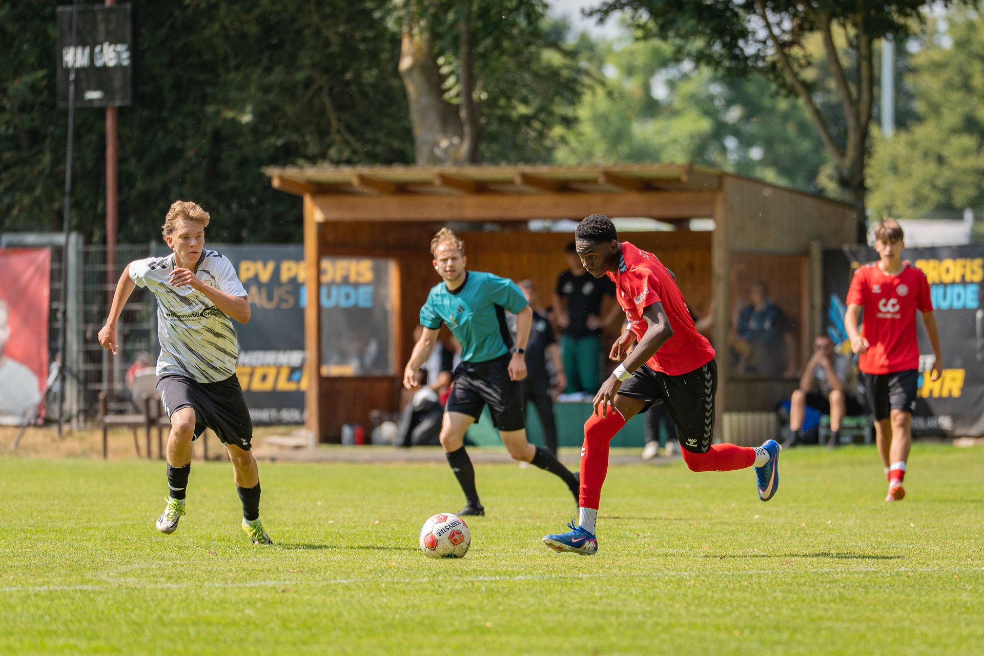 Spielszene zwischen FC Union 60 und Heider SV am 1. Spieltag der Regionalliga Nord
