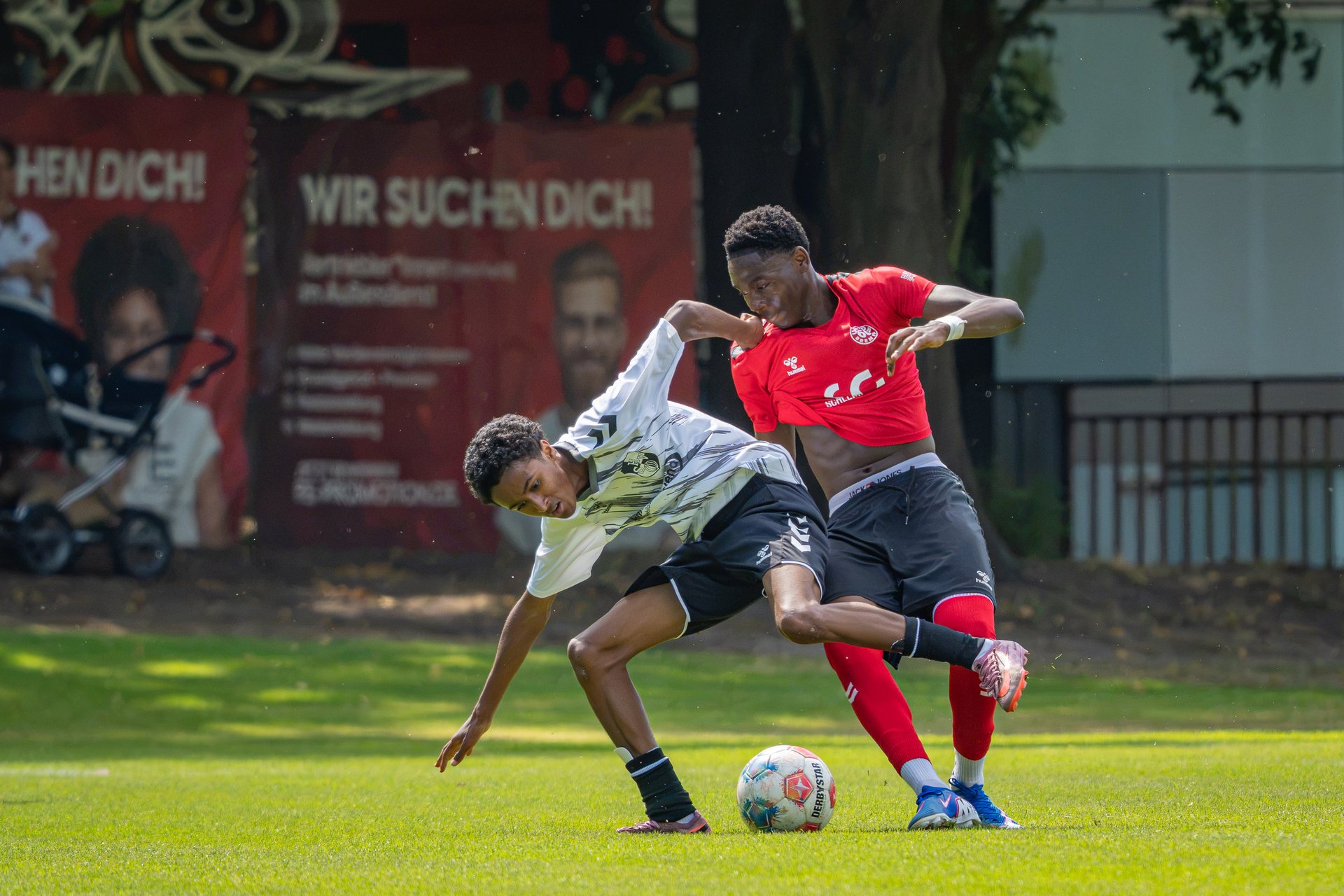 Zweikampf beim Regionalliga-Spiel zwischen FC Union 60 und Heider SV