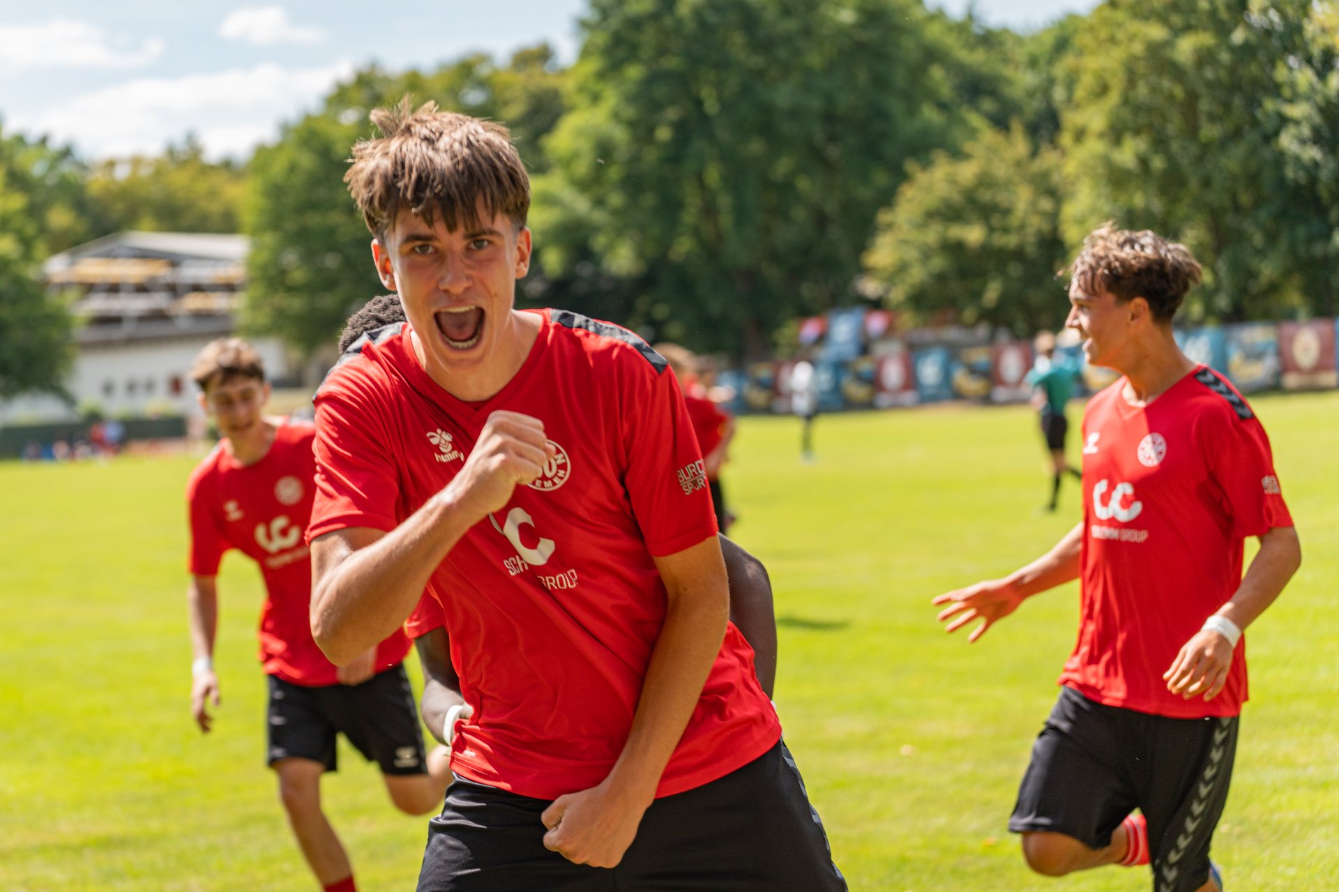 Spieler von FC Union 60 nach einer Szene gegen Heider SV
