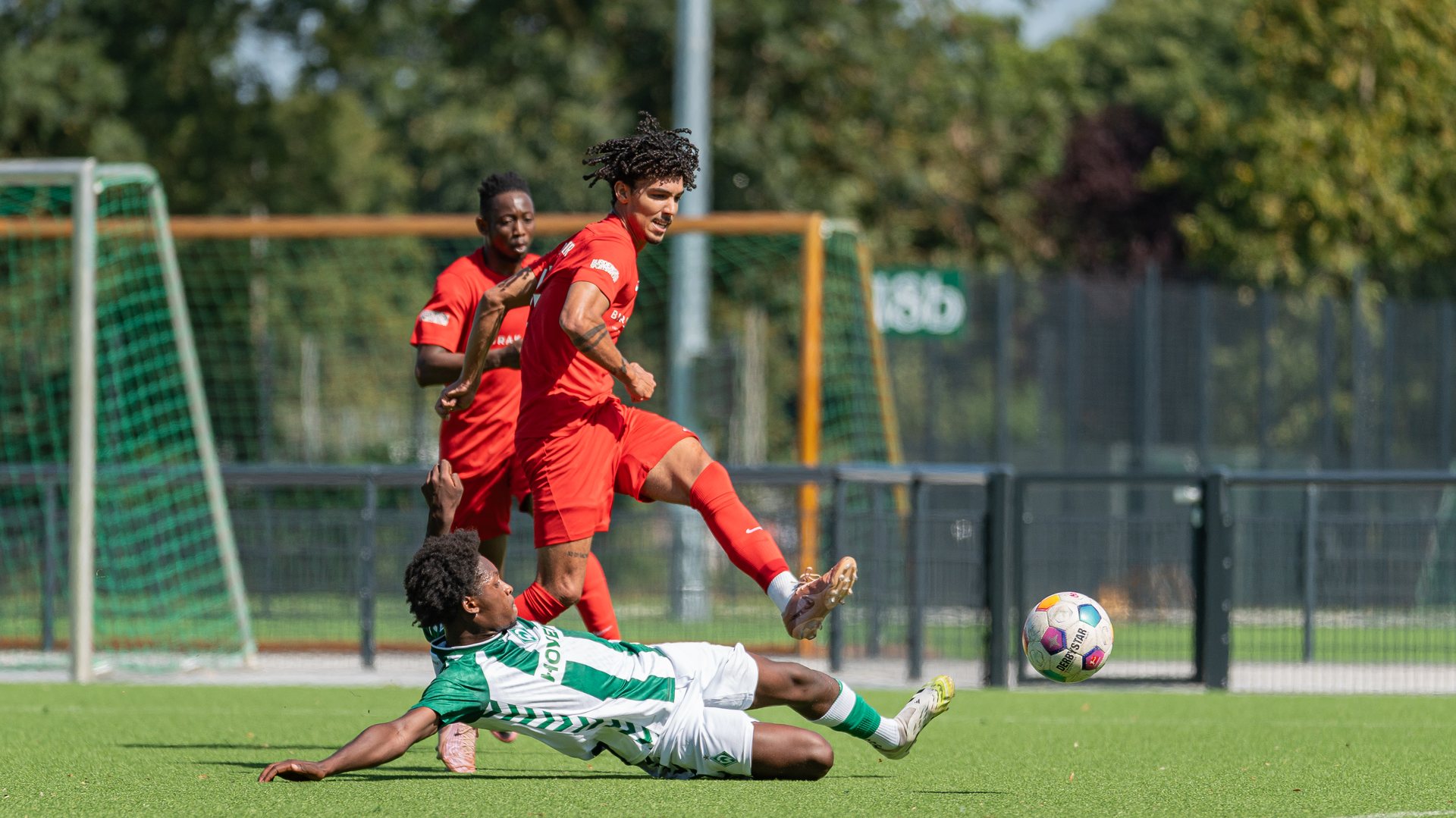 Zweikampf beim Bremenliga-Spiel SV Werder Bremen III gegen SV Vatan Sport