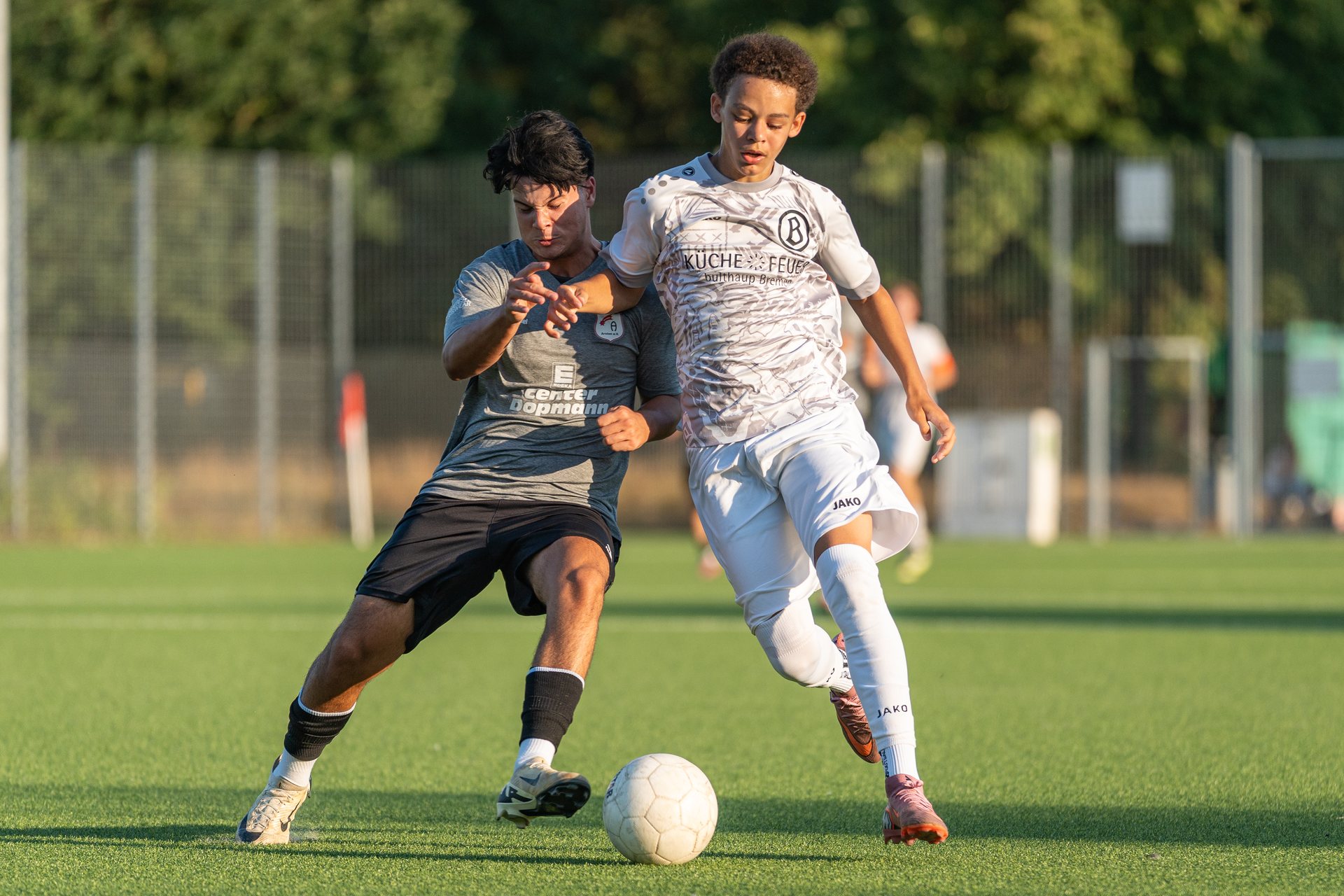 Laufduell im Testspiel TuS Komet Arsten gegen ATS Buntentor