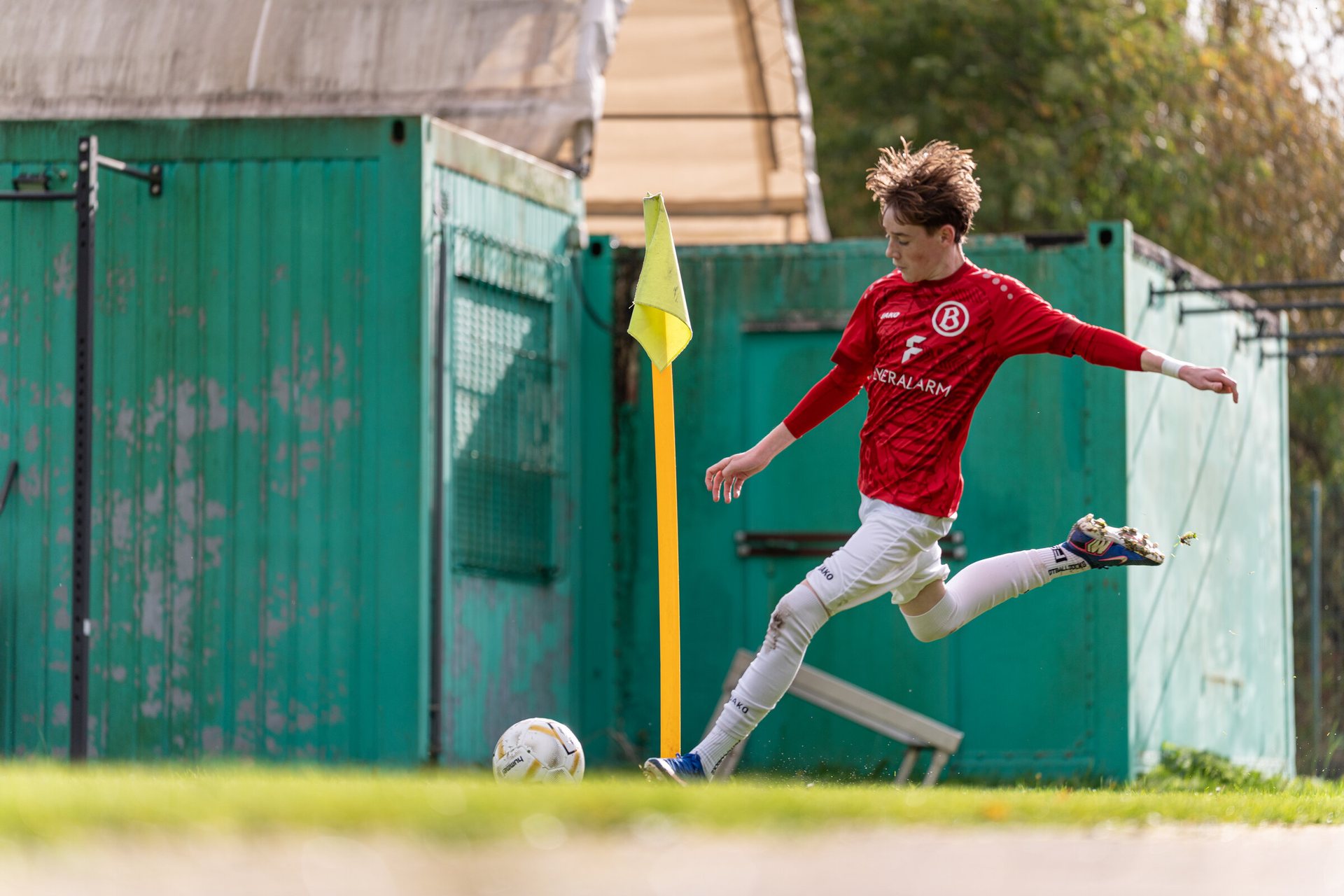 Fußballspieler bei der Ausführung eines Eckstoßes – Fußballfotografie Bremen