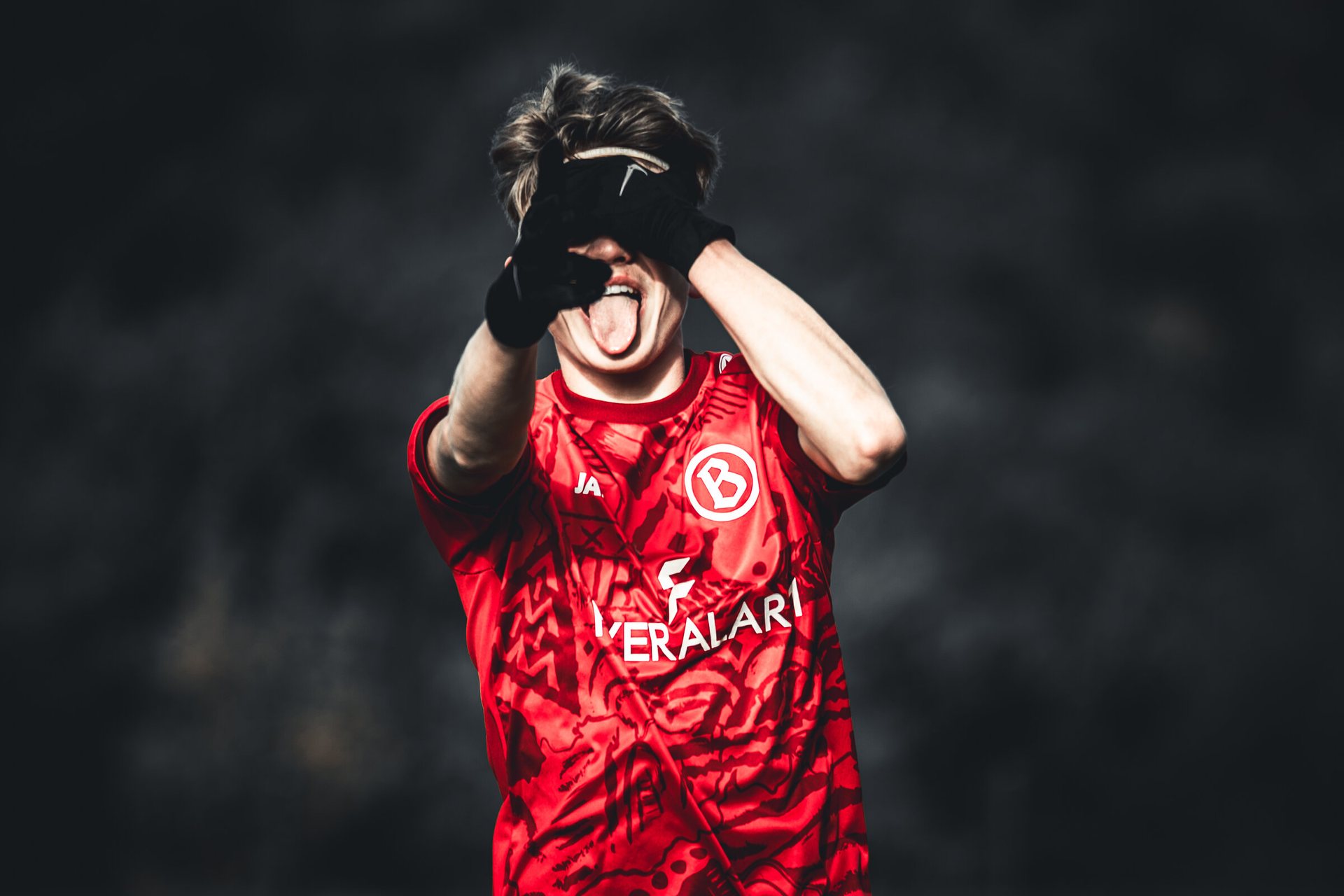 Porträt eines Fußballspielers am Spielfeldrand – Spieltagsfotos von blr.pics