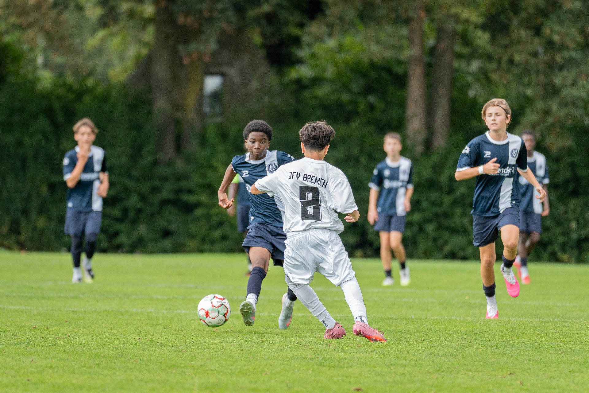 Spieler des Bremer SV im Duell mit JFV Bremen in der C-Jugend-Verbandsliga