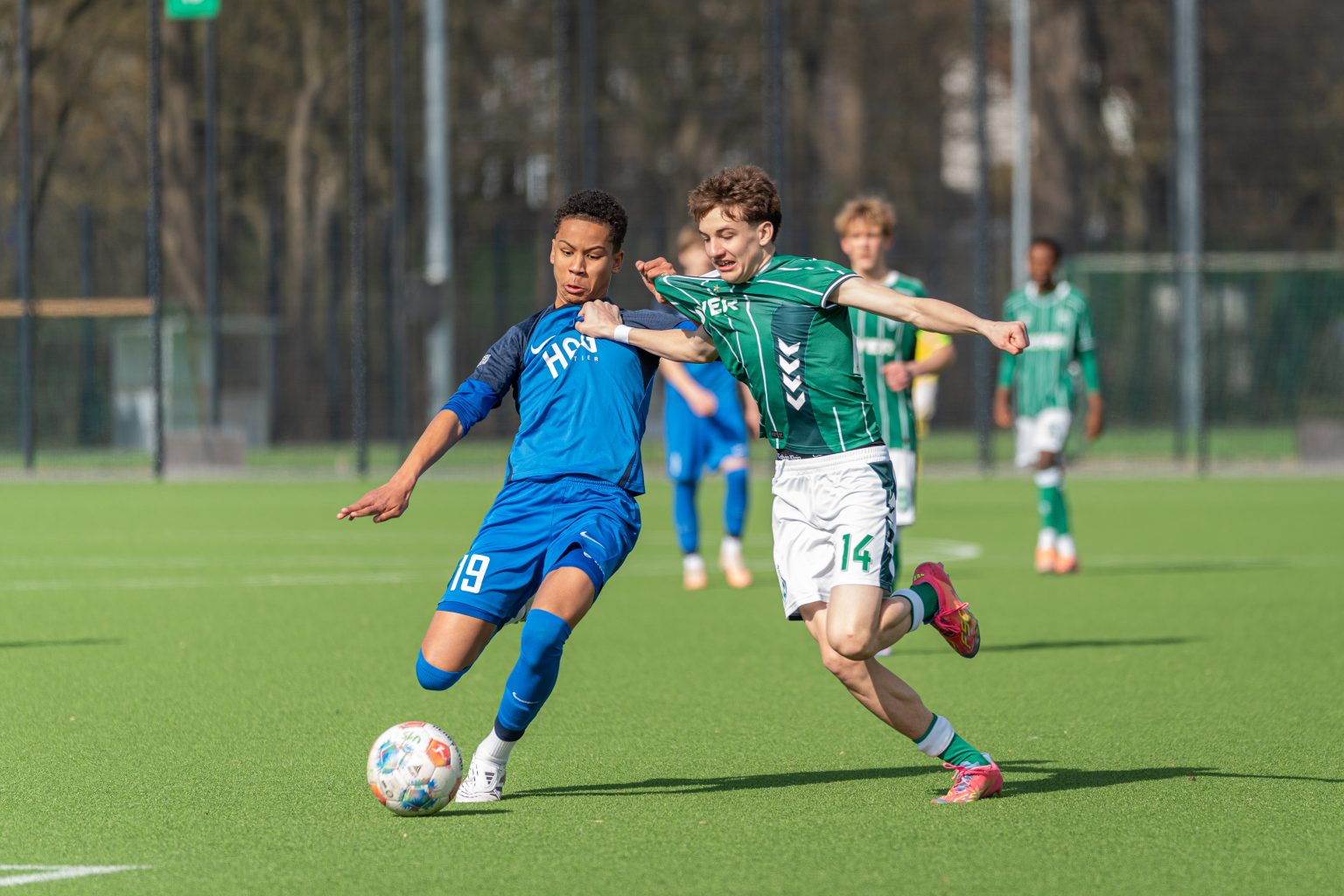 Zweikampf zwischen Spieler von Werder Bremen und Blumenthaler SV in der C-Jugend Regionalliga